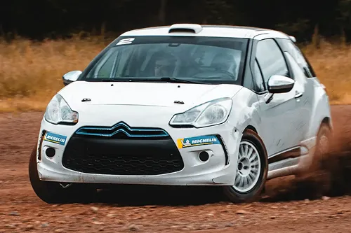 Une Citroën DS3 de rallye en glisse sur une piste en terre