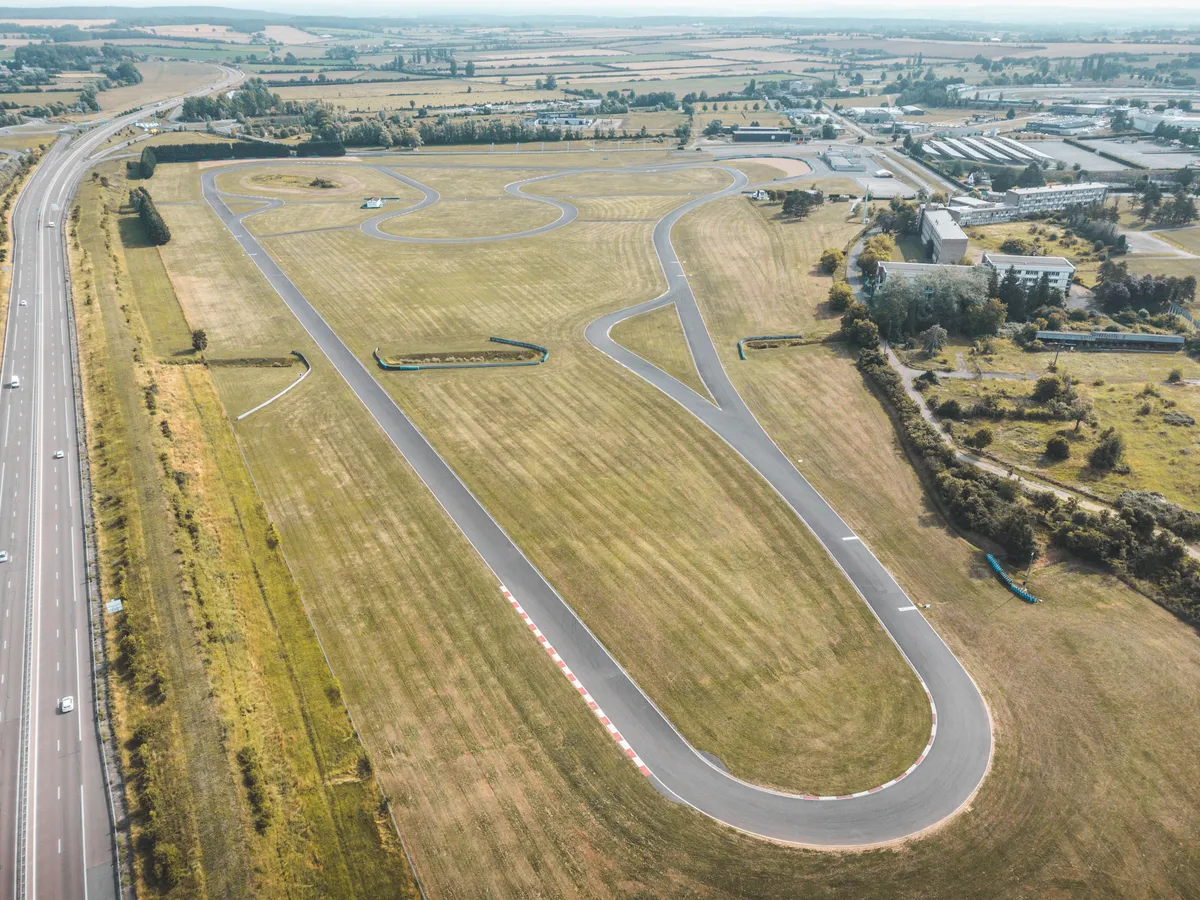 Piste Club vue du ciel, sa longue ligne droite le long de l'autoroute et son épingle