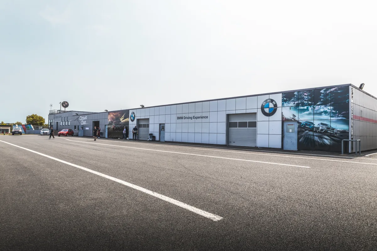Bâtiment du Circuit Club et ses boxes, vus depuis la voie des stands