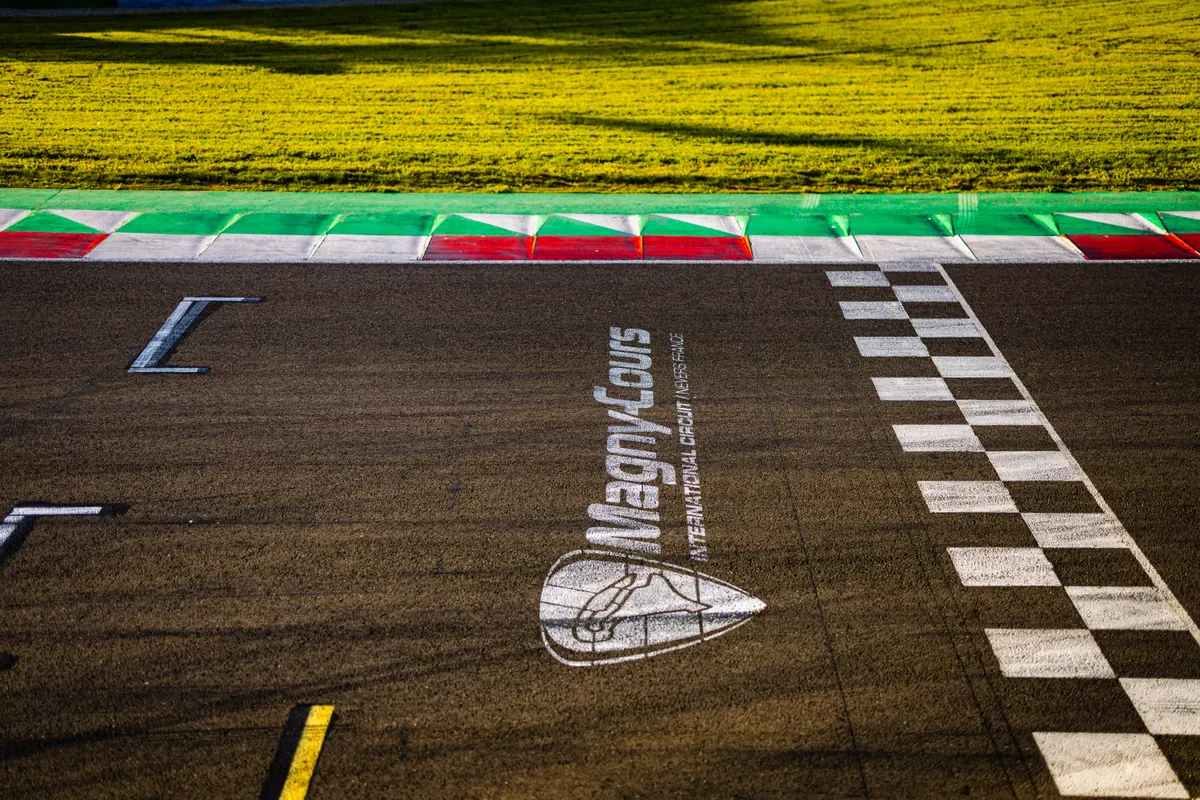 Ligne de départ du tracé Grand Prix, logo du circuit peint sur l'asphalte