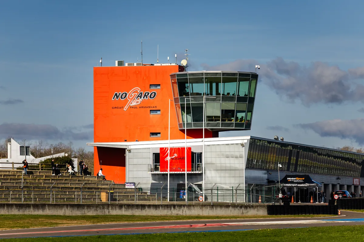Tour de contrôle orange du circuit Paul Armagnac, vue depuis la piste